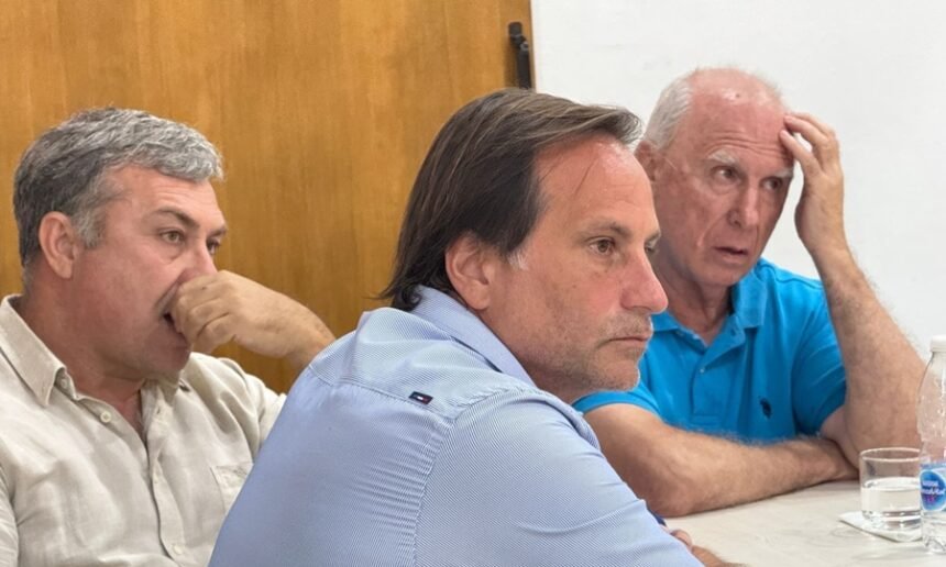 Autoridades provinciales e intendentes de ciudades portuarias durante la reunión en Rosario para avanzar en el nuevo Circuito de Ingresos a Puertos.