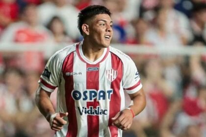 El delantero Diego Armando Díaz en acción, en un encuentro del fútbol argentino.