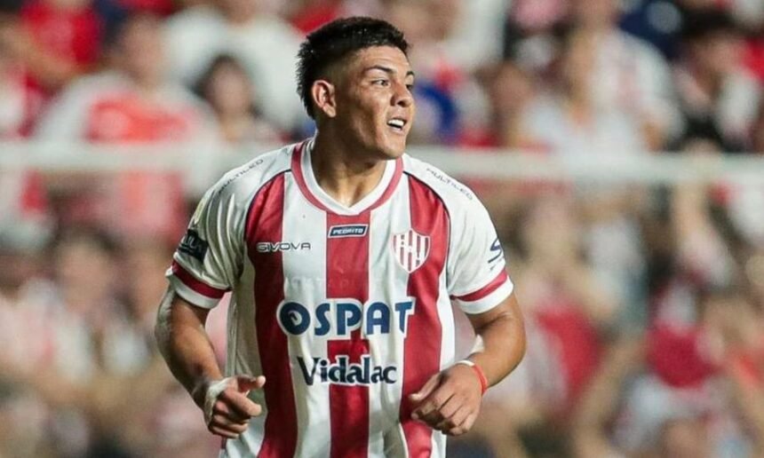 El delantero Diego Armando Díaz en acción, en un encuentro del fútbol argentino.