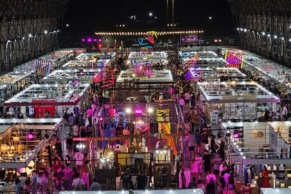 La feria La Diseña reúne cada diciembre a miles de visitantes en los andenes de la Estación Belgrano, con propuestas de diseño, producción local y gastronomía.