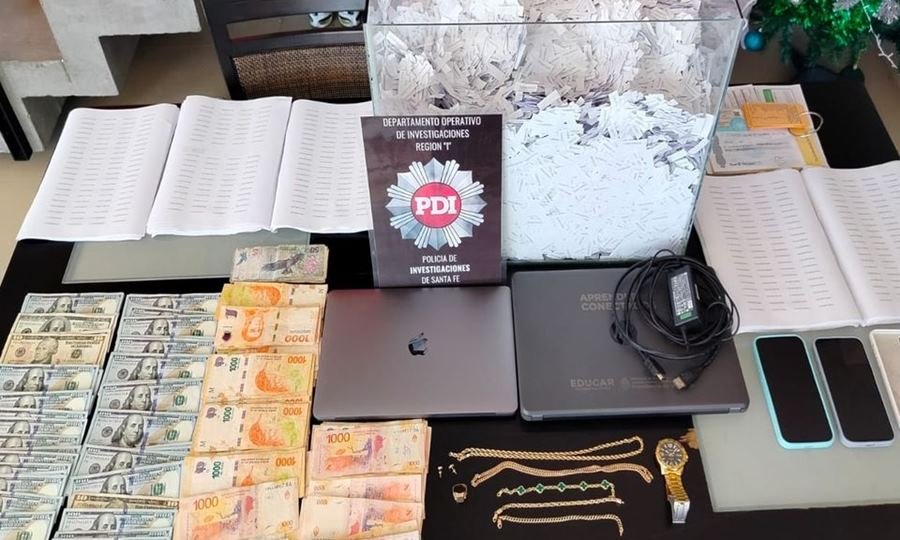 Dinero en efectivo, teléfonos celulares, documentación y otros elementos secuestrados por la PDI durante los allanamientos realizados en Santo Tomé, en el marco de una causa por presunto juego clandestino.