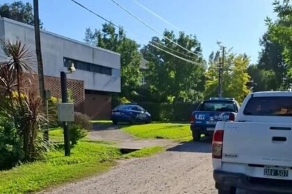 Exterior de una vivienda del country El Paso, en Santo Tomé, donde la Policía de Investigaciones realizó uno de los allanamientos ordenados por la Justicia.