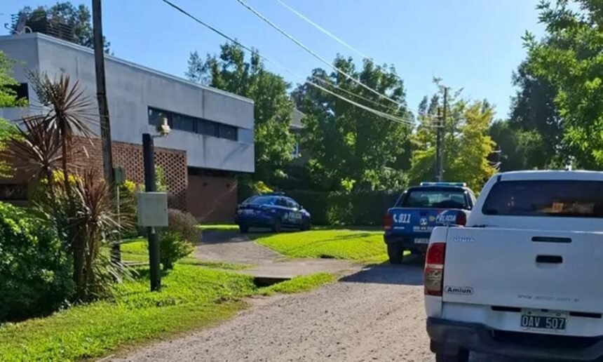 Exterior de una vivienda del country El Paso, en Santo Tomé, donde la Policía de Investigaciones realizó uno de los allanamientos ordenados por la Justicia.