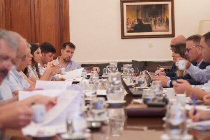 Funcionarios provinciales y representantes de sectores técnicos avanzan en el diseño de una nueva normativa para garantizar un desarrollo urbano planificado y con seguridad hídrica.