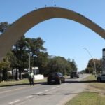 Ingreso a la ciudad de Esperanza, un punto de referencia habitual para quienes llegan a la localidad.