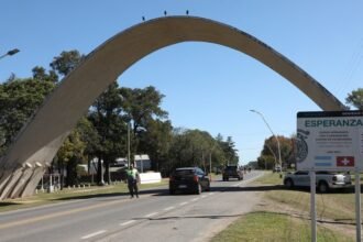 Ingreso a la ciudad de Esperanza, un punto de referencia habitual para quienes llegan a la localidad.