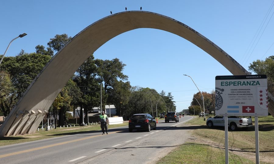 Ingreso a la ciudad de Esperanza, un punto de referencia habitual para quienes llegan a la localidad.