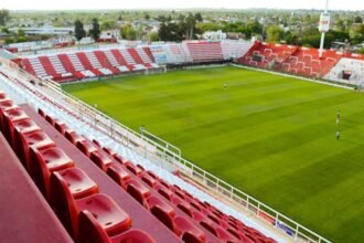 Vista general del estadio 15 de Abril, escenario histórico de los encuentros de Unión de Santa Fe y símbolo de la vida deportiva rojiblanca.