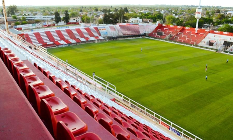 Vista general del estadio 15 de Abril, escenario histórico de los encuentros de Unión de Santa Fe y símbolo de la vida deportiva rojiblanca.