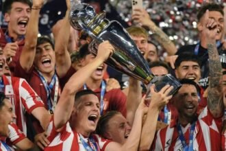 Estudiantes celebra el título del Torneo Clausura tras imponerse en la definición por penales ante Racing en una final disputada en Santiago del Estero.