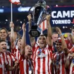 Estudiantes de La Plata levanta la copa del Torneo Clausura tras consagrarse campeón en la final, celebrando un nuevo título en su historia.