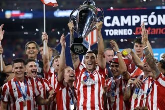 Estudiantes de La Plata levanta la copa del Torneo Clausura tras consagrarse campeón en la final, celebrando un nuevo título en su historia.