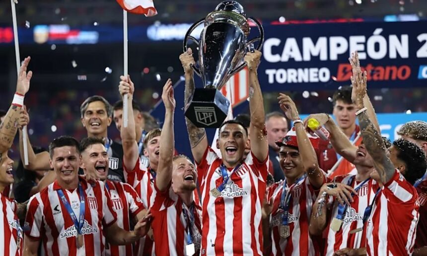 Estudiantes de La Plata levanta la copa del Torneo Clausura tras consagrarse campeón en la final, celebrando un nuevo título en su historia.