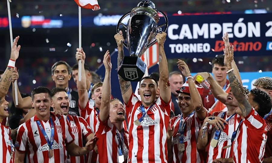 Estudiantes de La Plata levanta la copa del Torneo Clausura tras consagrarse campeón en la final, celebrando un nuevo título en su historia.