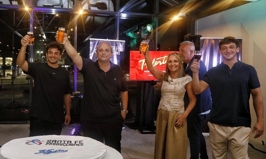 Santa Fe Producciones celebró 35 años de trayectoria con un evento que reunió a su equipo de trabajo y referentes del ámbito cultural y deportivo.