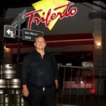 Carlos Fertonani en la esquina de Boulevard, durante la presentación del renovado Triferto.