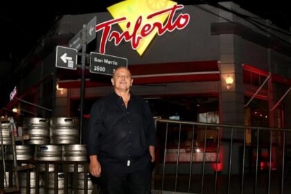 Carlos Fertonani en la esquina de Boulevard, durante la presentación del renovado Triferto.