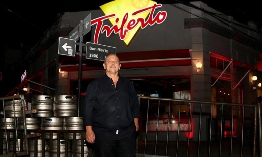 Carlos Fertonani en la esquina de Boulevard, durante la presentación del renovado Triferto.