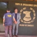 Financista detenido por la Policía en el centro de Rosario, en el marco de una investigación por estafas y administración fraudulenta.