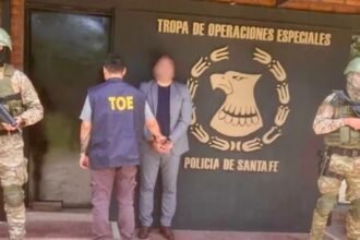 Financista detenido por la Policía en el centro de Rosario, en el marco de una investigación por estafas y administración fraudulenta.