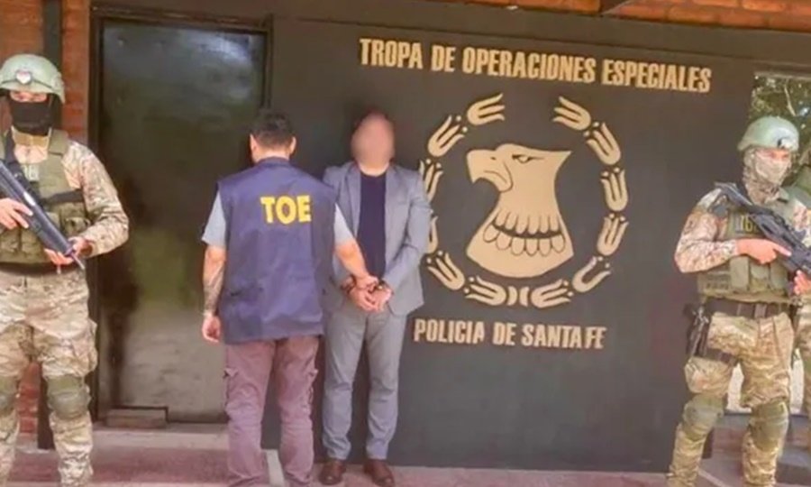 Financista detenido por la Policía en el centro de Rosario, en el marco de una investigación por estafas y administración fraudulenta.
