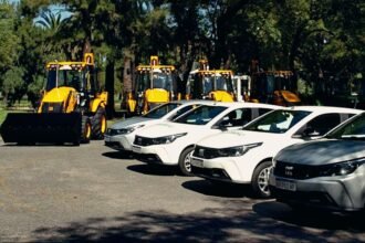 Entrega de nuevas maquinarias y vehículos que se incorporan al parque automotor de la Municipalidad de Santa Fe para reforzar servicios urbanos.