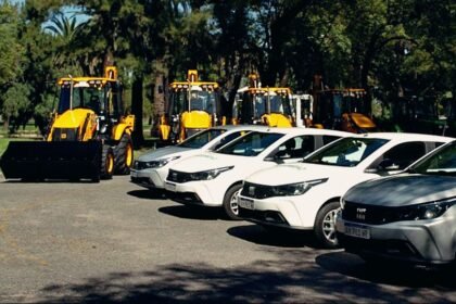 Entrega de nuevas maquinarias y vehículos que se incorporan al parque automotor de la Municipalidad de Santa Fe para reforzar servicios urbanos.