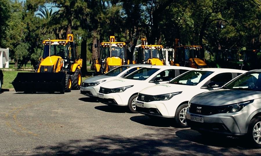 Entrega de nuevas maquinarias y vehículos que se incorporan al parque automotor de la Municipalidad de Santa Fe para reforzar servicios urbanos.