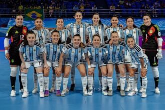 Las jugadoras de la Selección Argentina de futsal femenino, en una formación previa a un partido.