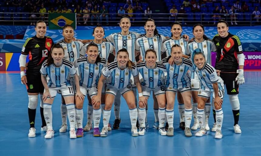 Las jugadoras de la Selección Argentina de futsal femenino, en una formación previa a un partido.