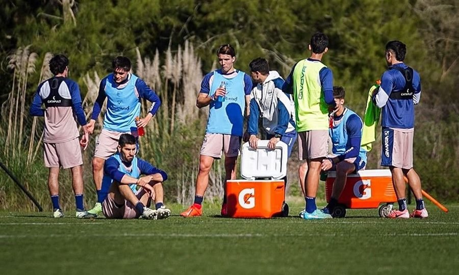 Jugadores de Gimnasia durante una sesión de entrenamiento en el predio del club, en una imagen de archivo.