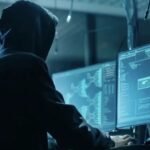 Representación visual de un hacker informático en un entorno digital.