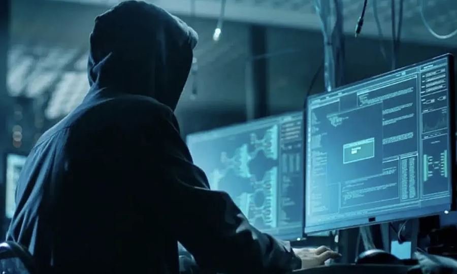 Representación visual de un hacker informático en un entorno digital.