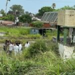 Vista del galpón abandonado frente al estadio Brigadier López, donde fue hallado un cuerpo y se inició un operativo policial.
