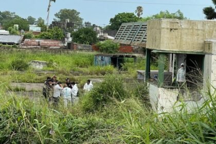 Vista del galpón abandonado frente al estadio Brigadier López, donde fue hallado un cuerpo y se inició un operativo policial.