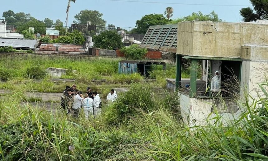 Vista del galpón abandonado frente al estadio Brigadier López, donde fue hallado un cuerpo y se inició un operativo policial.