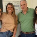 Coki Ramírez junto al Dr. Luis Hilbert y el equipo del Estudio Jurídico durante la visita en Santa Fe.