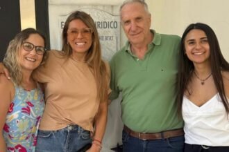 Coki Ramírez junto al Dr. Luis Hilbert y el equipo del Estudio Jurídico durante la visita en Santa Fe.
