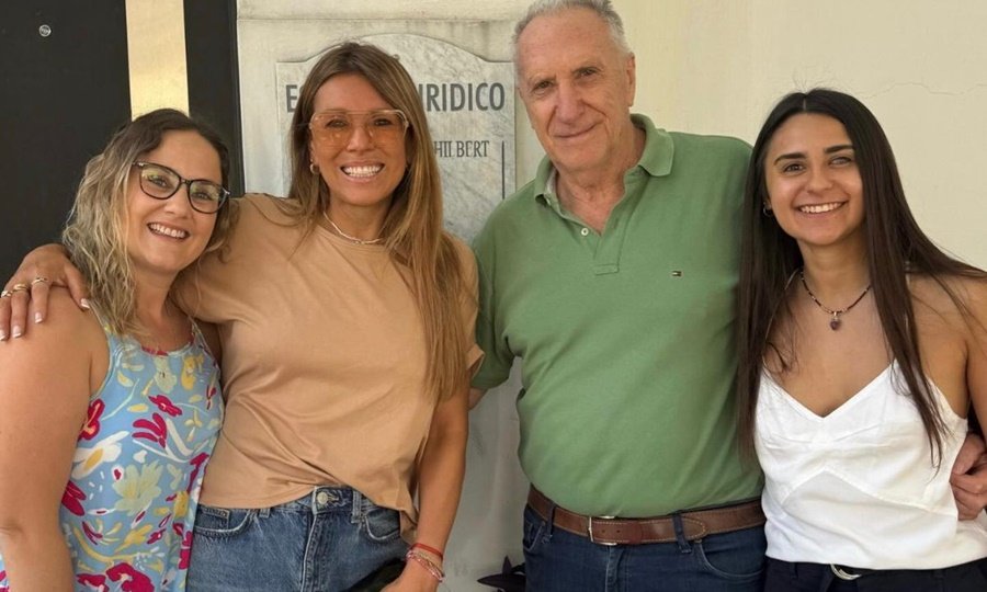Coki Ramírez junto al Dr. Luis Hilbert y el equipo del Estudio Jurídico durante la visita en Santa Fe.