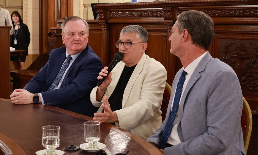 El periodista José D’Abarno, fundador de Radio Renacer Regional, en el homenaje por su extensa trayectoria informando a la comunidad.