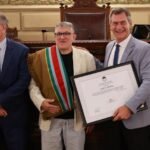 José D’Abarno recibe el reconocimiento oficial en la Cámara de Senadores, acompañado por los legisladores Pablo Verdecchia y Felipe Michlig.