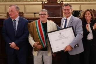 José D’Abarno recibe el reconocimiento oficial en la Cámara de Senadores, acompañado por los legisladores Pablo Verdecchia y Felipe Michlig.