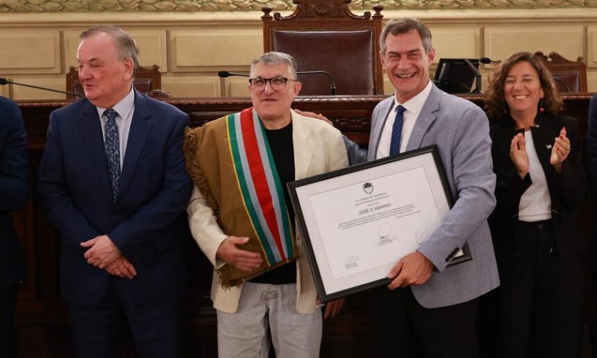 José D’Abarno recibe el reconocimiento oficial en la Cámara de Senadores, acompañado por los legisladores Pablo Verdecchia y Felipe Michlig.