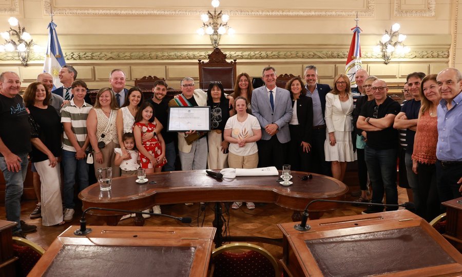 José D’Abarno junto a su familia, amigos y legisladores durante el acto de reconocimiento en la Cámara de Senadores.