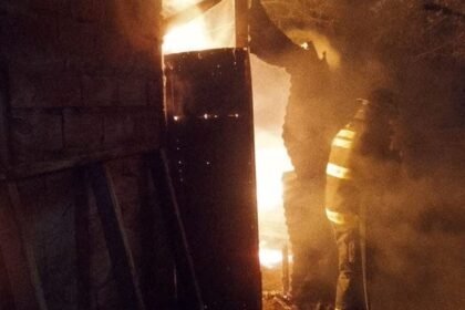 Daños materiales tras un incendio en una vivienda de la zona costera de Arroyo Leyes, bajo investigación judicial.