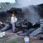 Restos de embarcaciones calcinadas tras el incendio en la guardería náutica.