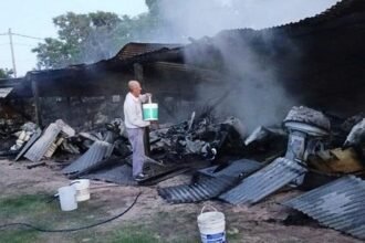 Restos de embarcaciones calcinadas tras el incendio en la guardería náutica.