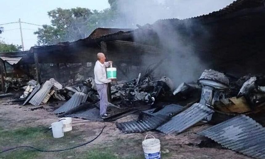 Restos de embarcaciones calcinadas tras el incendio en la guardería náutica.