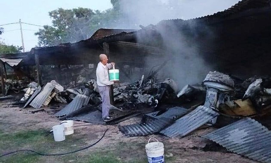 Restos de embarcaciones calcinadas tras el incendio en la guardería náutica.