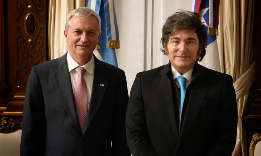 El presidente Javier Milei y el presidente electo de Chile, José Antonio Kast, durante una reunión oficial en la Casa Rosada.